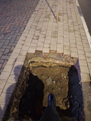 Рязанцы пожаловались на неогороженные ямы на тротуаре